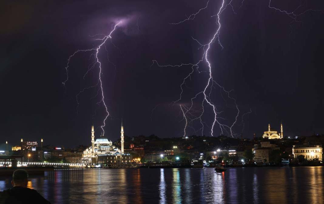 İstanbul'da şimşek resitali: Geceyi aydınlattılar 13